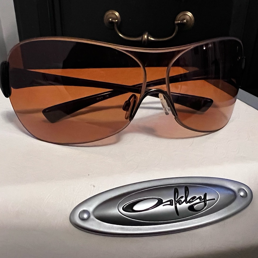 Oakley Conduct